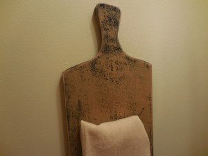  Primitive wood towel Holder: timelesstreasuretrove.com